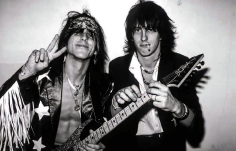 Tracii Guns con Izzy Stradlin al Palace di Los Angeles, California, nel 1988 (Foto Mark Weiss ©)